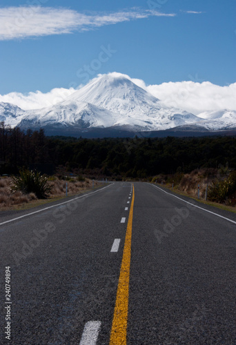 Fotografie A road leading in the direction of the Ngauruhoe / Mt