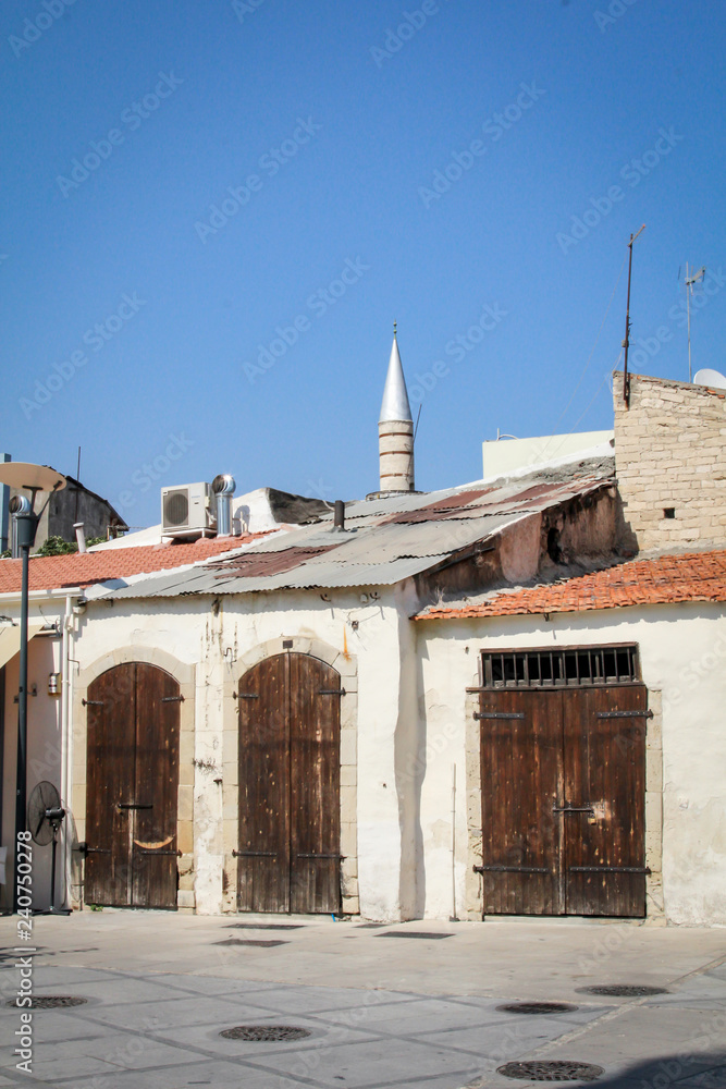 Ansichten von Zypern, Minarett hinter Dächern