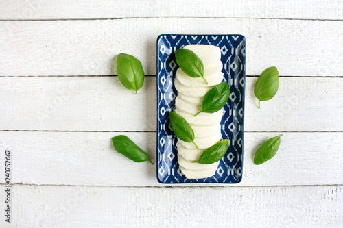 Mozzarella i liście bazylii