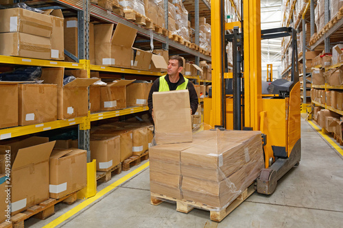 Tablou pe pânză Order Picker Holding Box Forklift