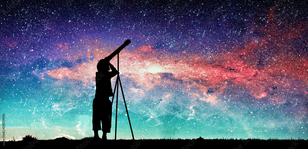 Obraz premium Sylwetka patrzeje przez teleskopu małe dziecko