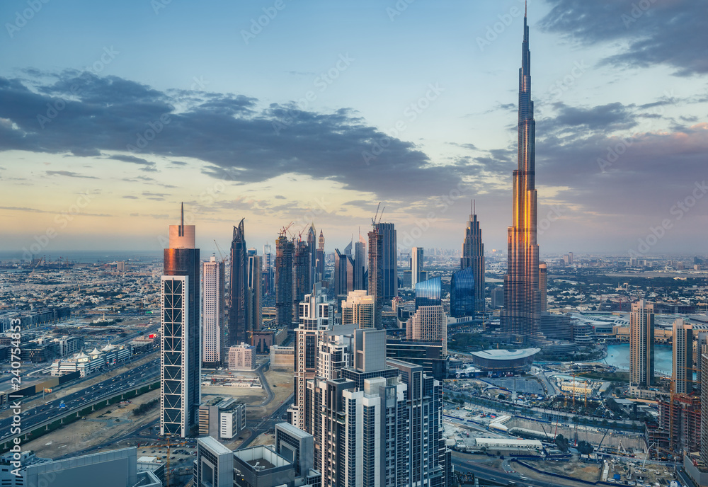 Obraz premium Malowniczy widok na centrum Dubaju, Zjednoczone Emiraty Arabskie o zachodzie słońca. Kolorowe tło podróży.