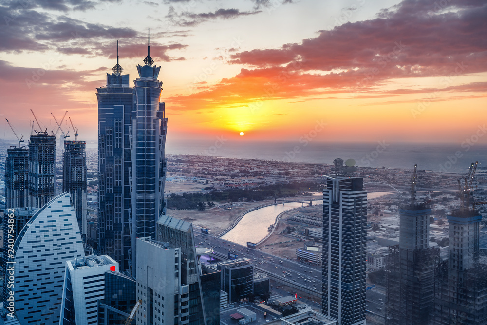 Obraz premium Widok z lotu ptaka na drapacze chmur w Dubaju, Zjednoczone Emiraty Arabskie. Spektakularna miejska panorama.