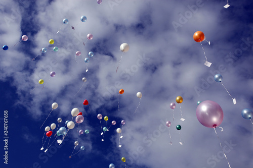 Viele bunte Luftballons mit Briefen, blauer Himmel, Glückwunschkarten für Hochzeit.