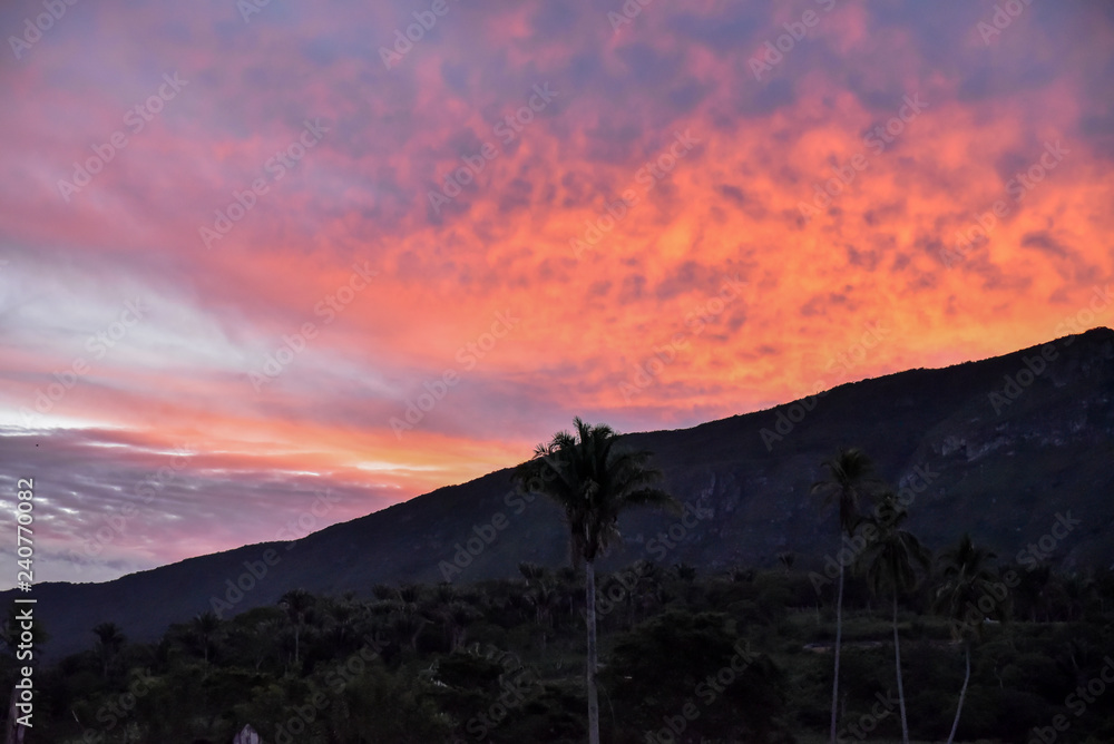 Naklejka premium Lindo céu vermelho em um final de tarde