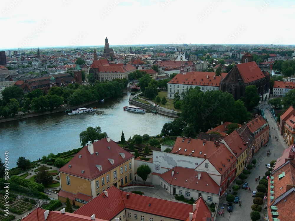 Obraz premium Wrocław, widok na Ostrów Tumski z wieży Katedry w maju