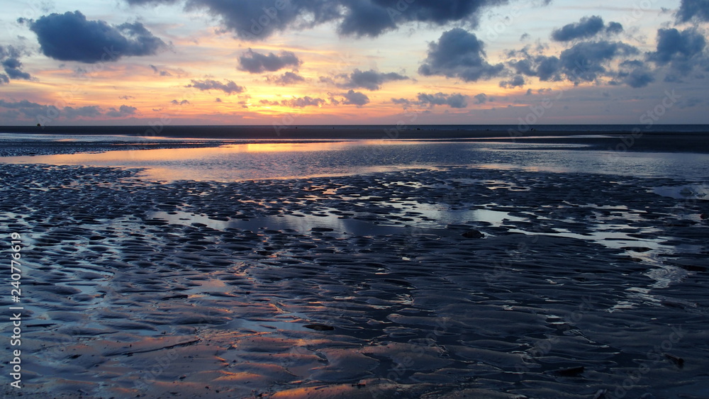 Obraz premium Coucher de soleil sur une plage de la cote d'Opale