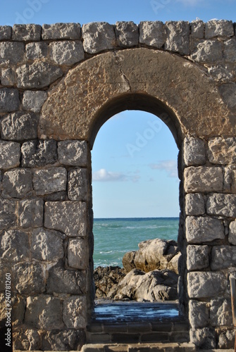 Obraz na płótnie Arco sul mare w salonie