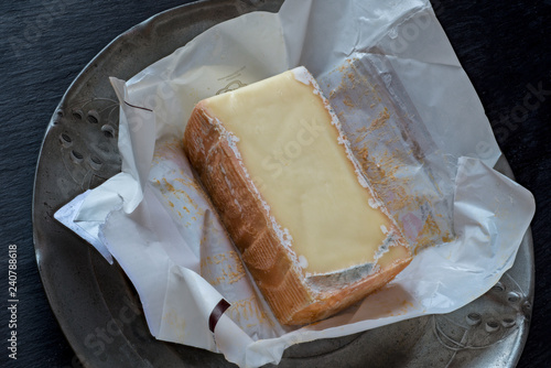 Tableau sur toile Taleggio, ein  lombardischer Weichkäse mit geschützter Herkunftsbezeichnung