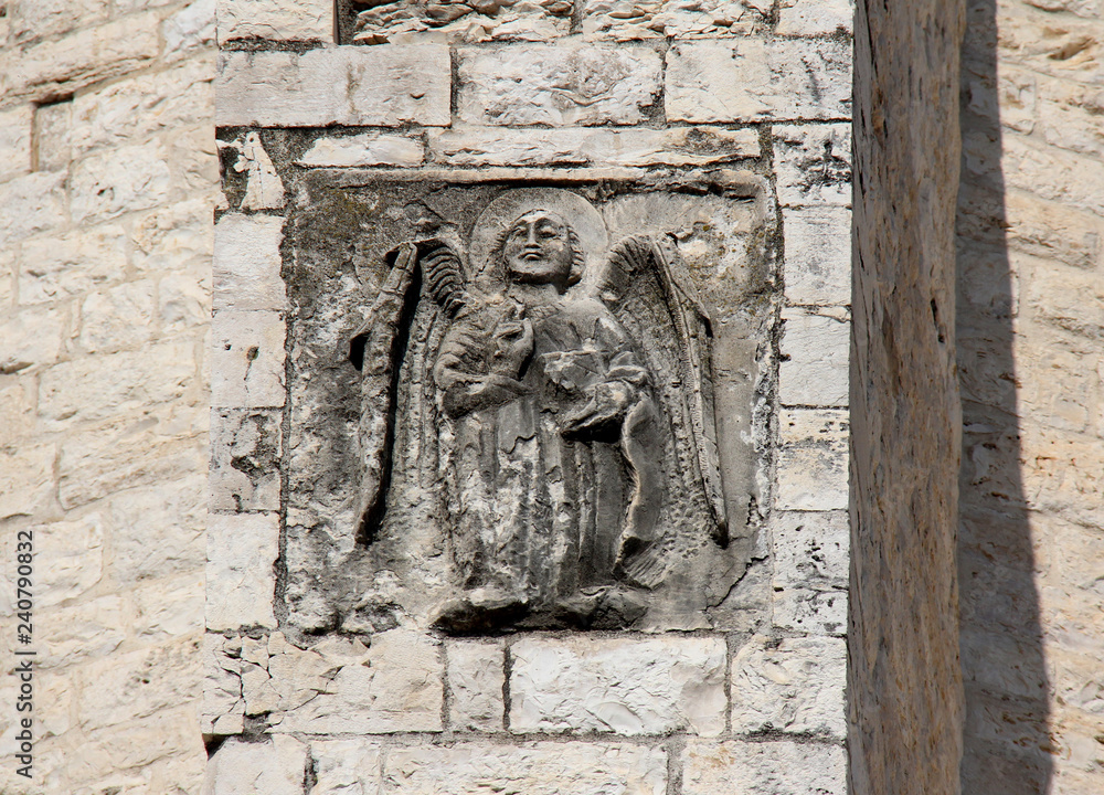 l'Angelo, simbolo dell'evangelista Matteo. Bassorilievo sull'esterno della Cattedrale di Barletta