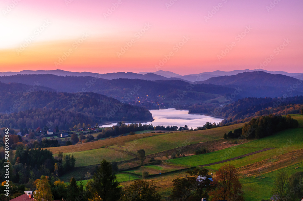 Obraz premium Polańczyk, Bieszczady, Polska: Słońce wschodzące nad Jeziorem Solińskim. Widoki z pobliskiego wzgórza.