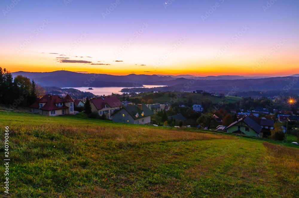 Obraz premium Polanczyk, Bieszczady Mountains, Poland: Sun rising over Solina Lake. Views from near hill.