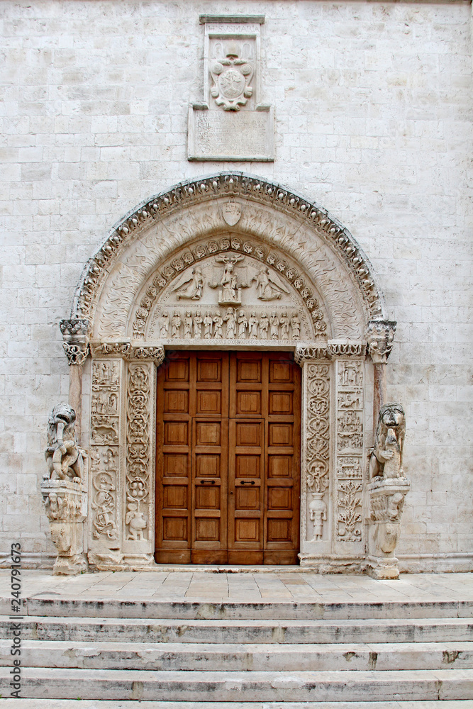 il portale principale della Cattedrale di Bitetto