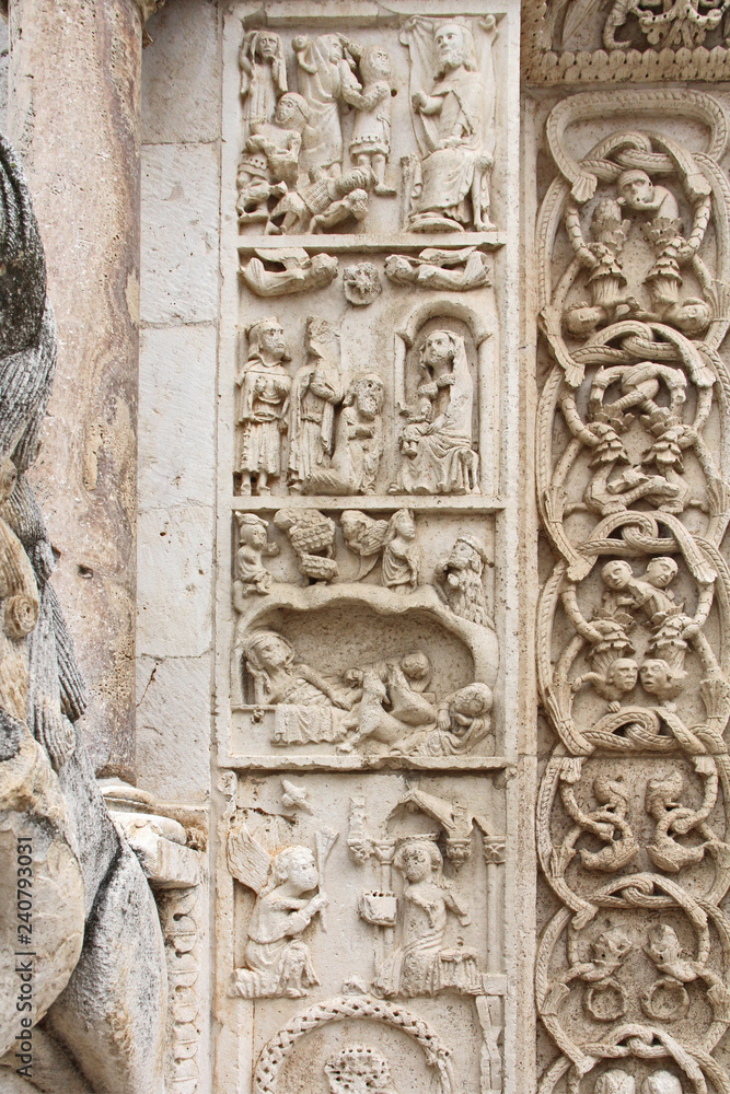 episodi dell'infanzia di Gesù; rilievi su uno stipite del portale