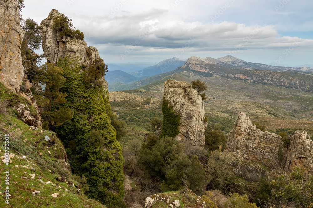 Naklejka premium weite Berglandschaft mit Felsen im Vordergrund