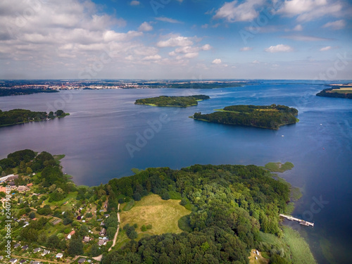 einsame verlassene Inseln auf einem See, mecklenburische Seenplatte, Luftbild