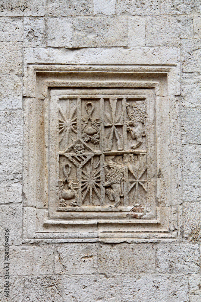 stemma nobiliare; bassorilievo murato sulla facciata della Cattedrale di Bitetto