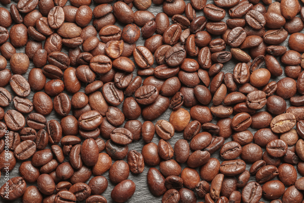 Naklejka premium roasted coffee beans as background close up
