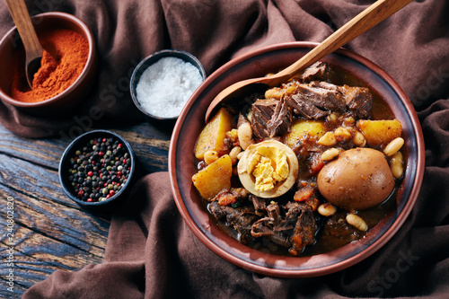 Bild auf Leinwand Jewish Cholent Hamin in a clay bowl