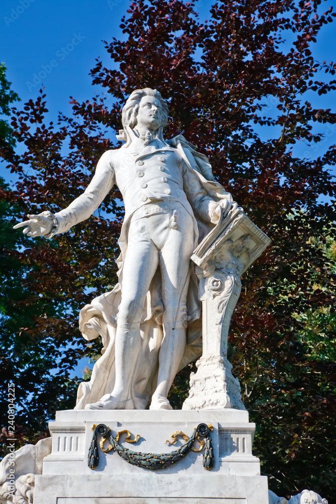 Fototapeta premium Pomnik Wolfganga Amdeusza Mozarta w Burggarten w Wiedniu