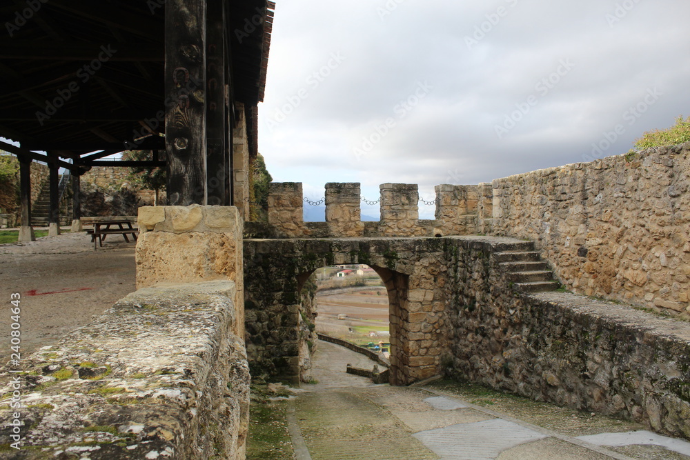 zona de muralla,castillo de los duques de frias en ciudad de frias,las merindades,burgos,castilla y leon,españa