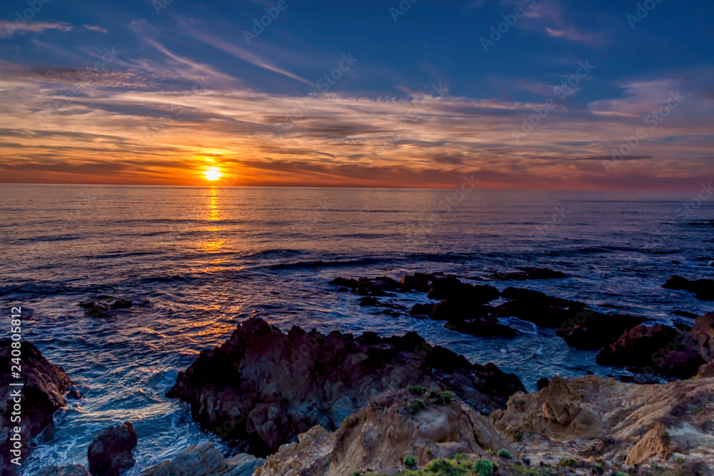 Obraz premium Sunset Along the Rocky Shoreline