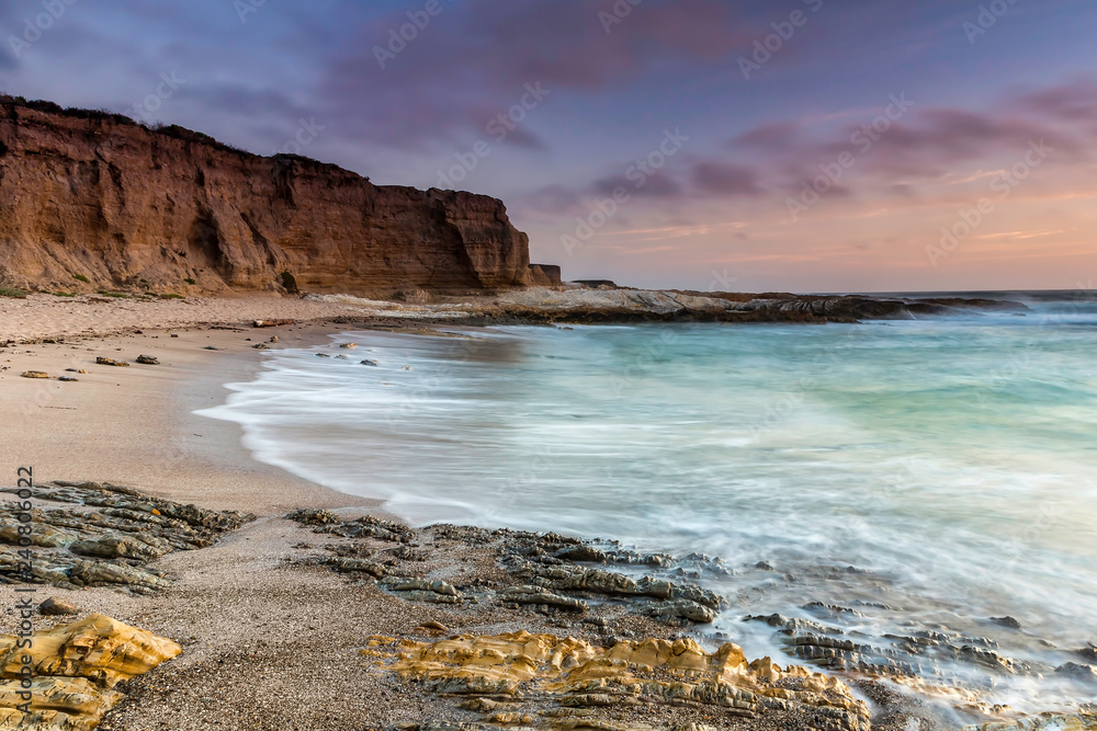 Obraz premium Cliffs by the Ocean at Dusk
