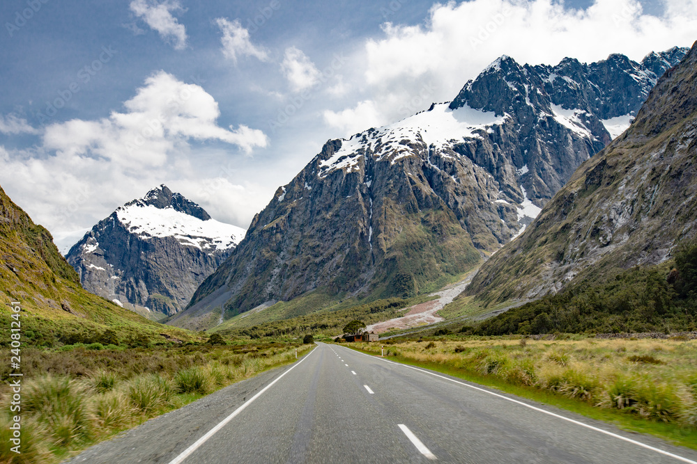 Naklejka premium Drive towards the mountains