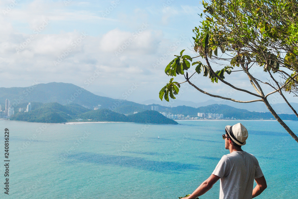 Turista olhando a Vista da praia de Balneário Camboriú