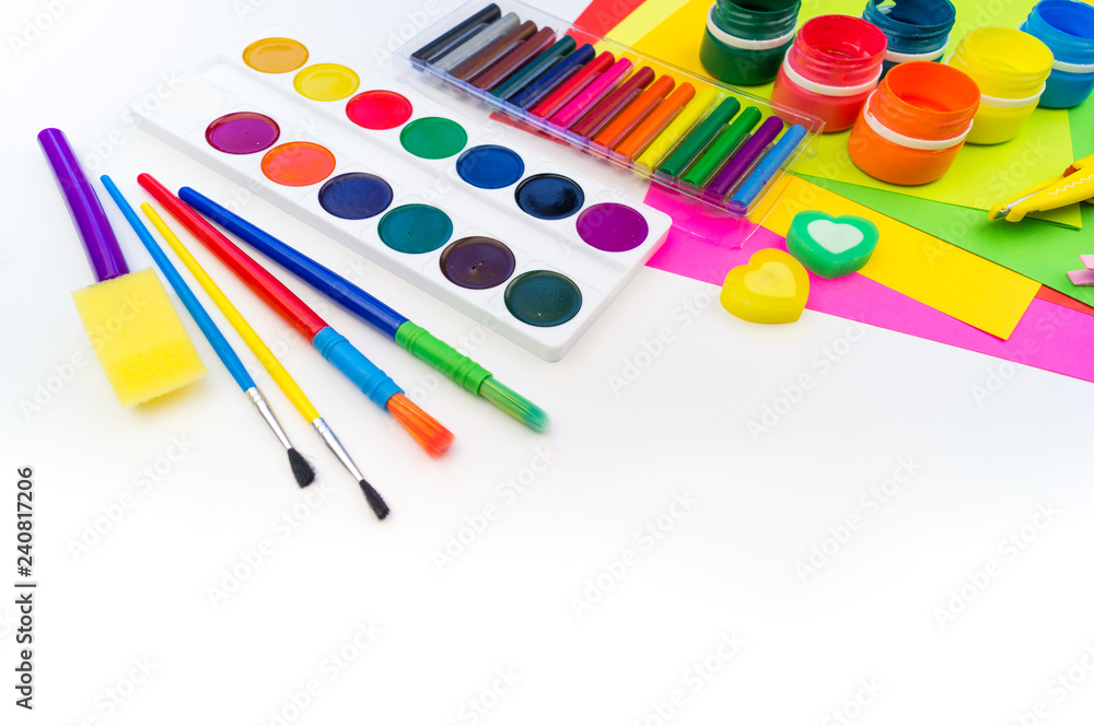 Naklejka premium School accessories are laid out in the form of a rainbow. white background. Copy space.