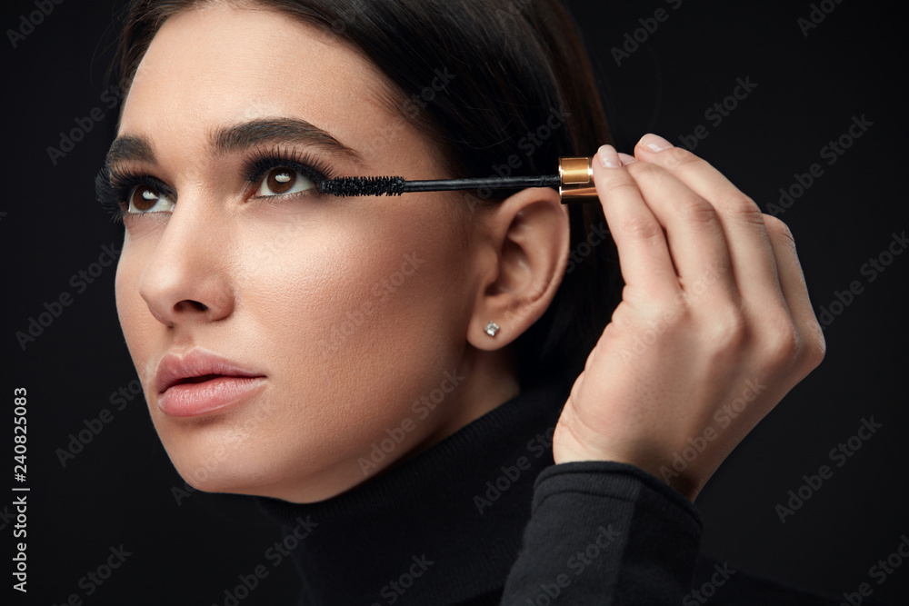 Obraz premium Mascara Makeup. Beauty Model Putting Black Mascara On Eyelashes