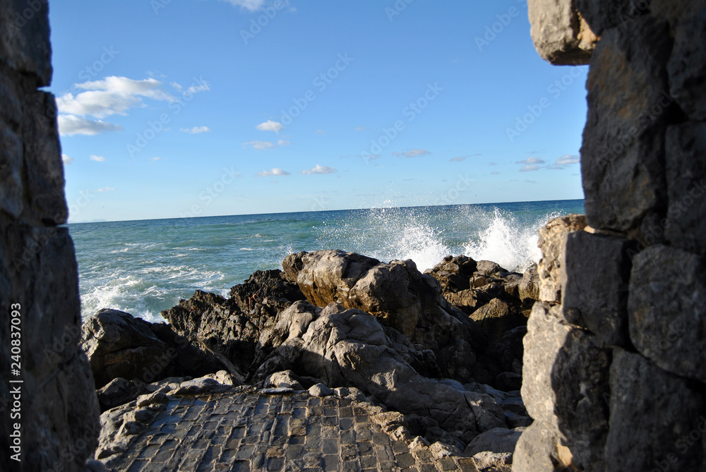 Onda sugli scogli