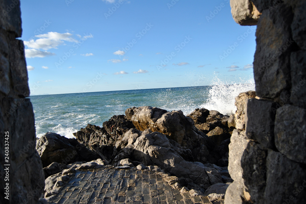 Onda sugli scogli