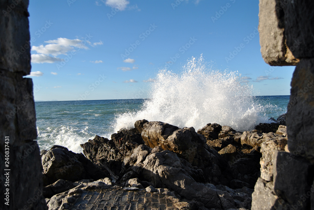 Onda sugli scogli