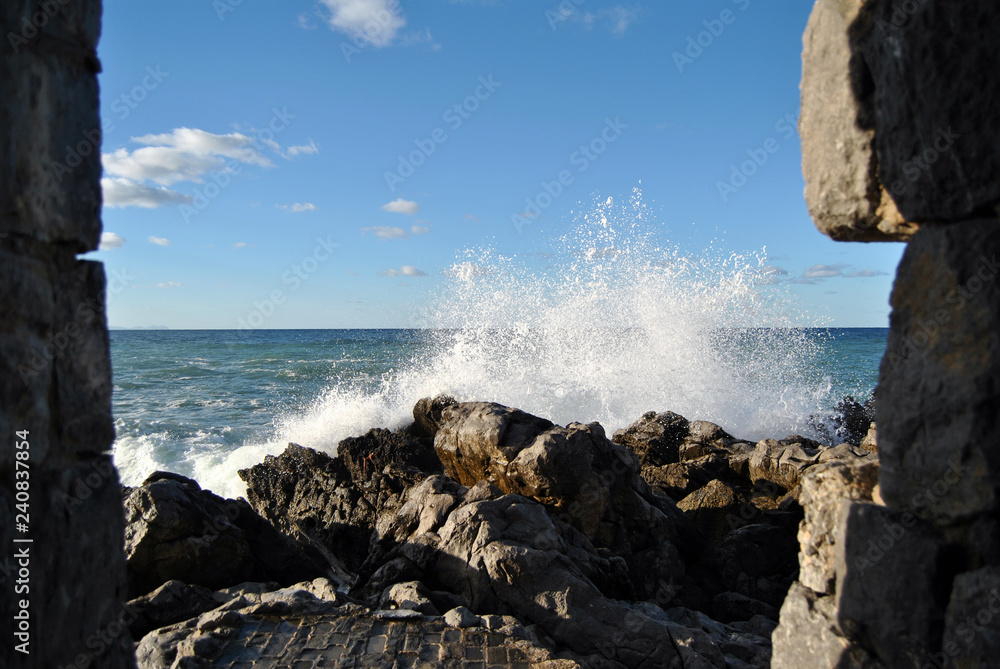 Onda sugli scogli