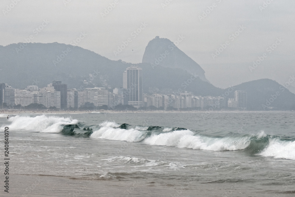 Rio de Janeiro, plaża Copacabana przed mistrzostwami świata w piłce nożnej 2014. - obrazy, fototapety, plakaty 