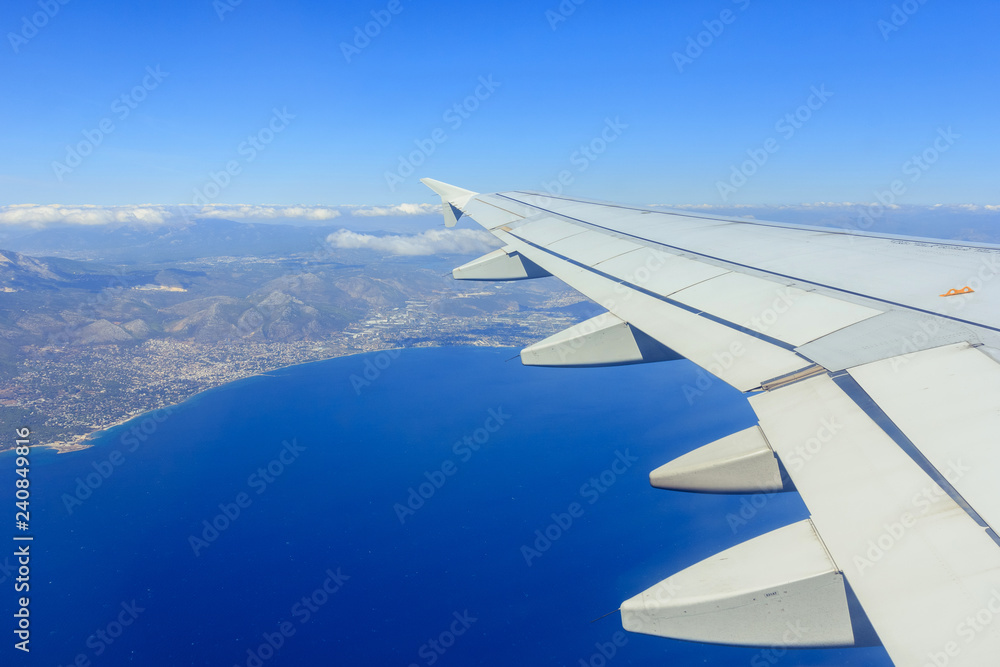 Obraz premium Wing of airplane from window