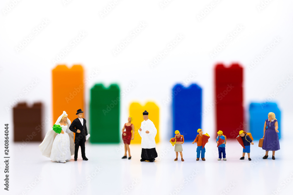 Φωτογραφία Miniature people : Bride and groom wear wedding suit and have a lot of people for congratulation