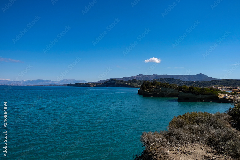 Fototapeta premium Kü+stenlinie auf Korfu mit Blick auf Albanien