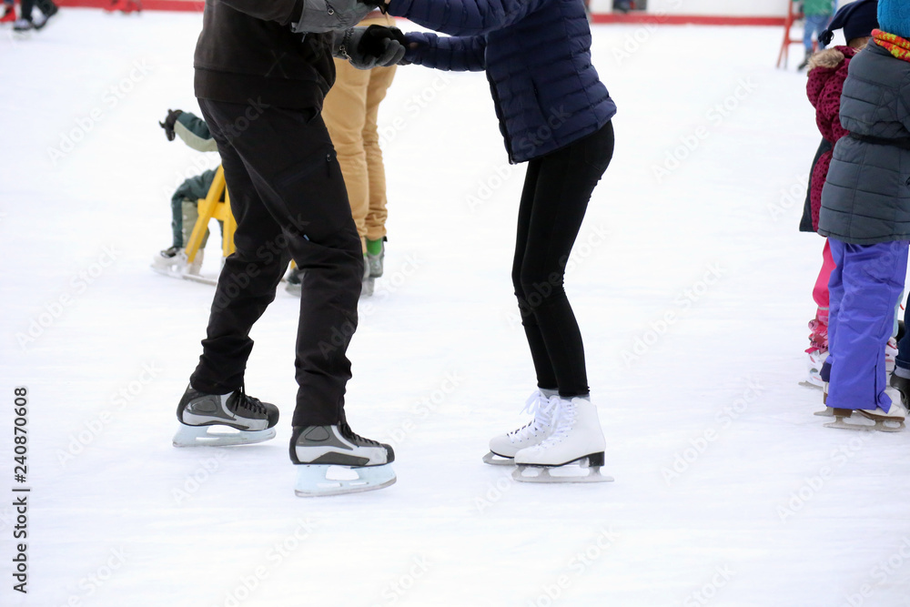 Schlittschuhlaufen auf der Eisbahn Schlittschuhlaufen auf der Eisbahn