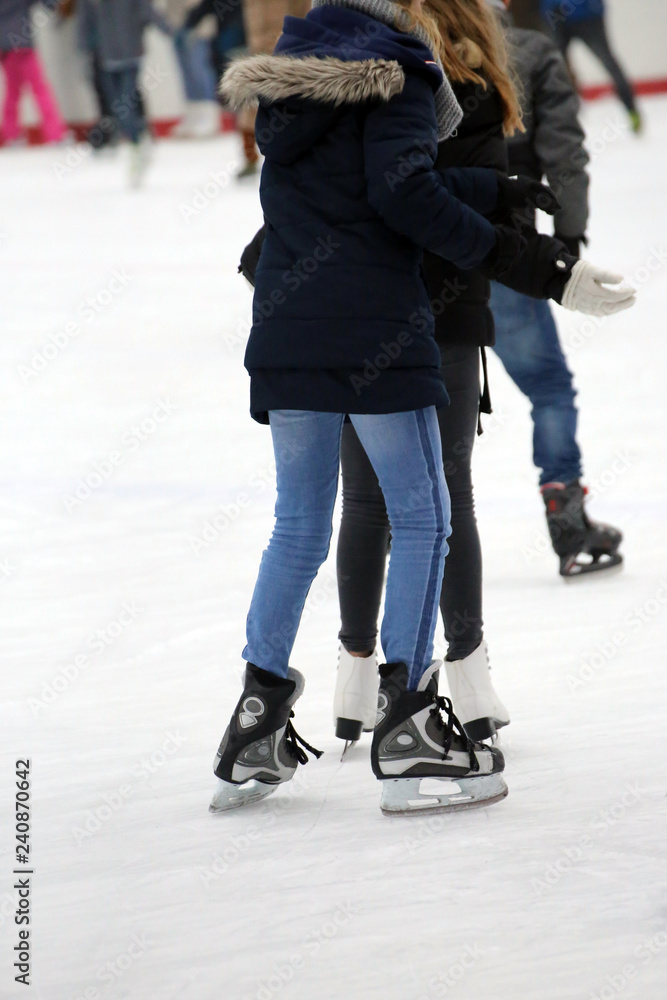 Fototapeta premium Schlittschuhlaufen auf der Eisbahn