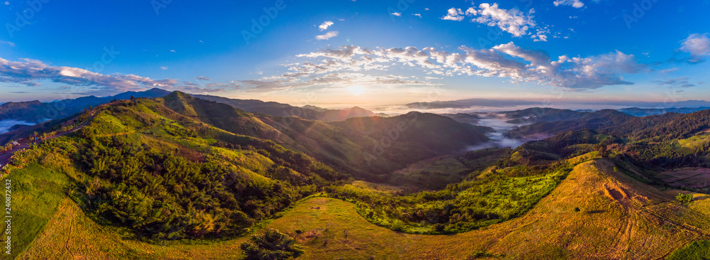 Fototapeta premium Piękny panorama powietrza widok góry zadzwonił z drogi hightway w czasie wschodu słońca.