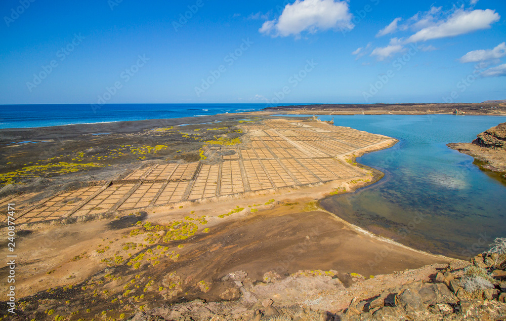 Landschaft mit Meeresbucht und Salinen zum Salzabbau auf der Kanarischen Insel Lanzarote
