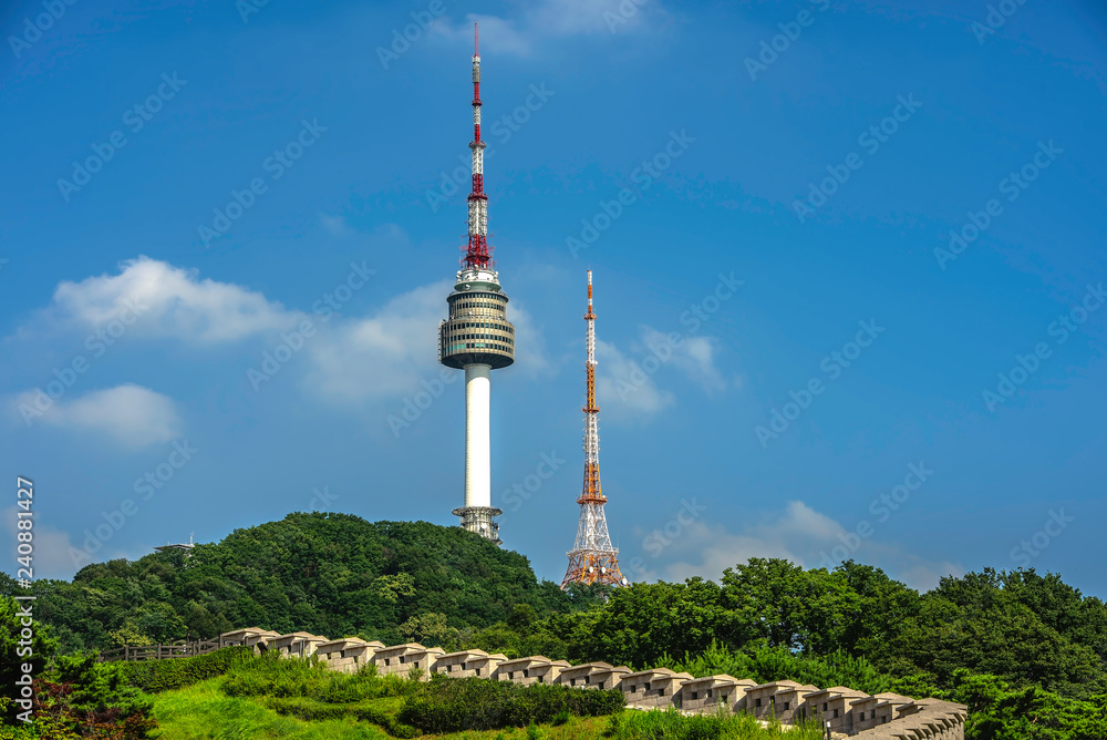 Obraz premium The most beautiful scenery of the Seoul Tower at night in Korea.