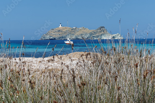 Wyspa z latarnią morską u wybrzeży Korsyki