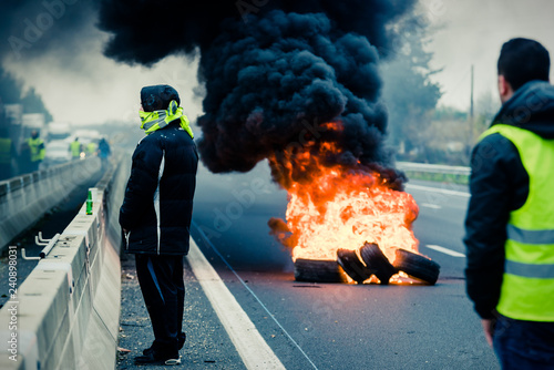 un feu de pneu pour bloquer l'autoroute - manifestation gilet jaune photo