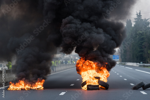 2 feux de pneux sur l'autoroute - trafic arreté - autoroute bloqué photo