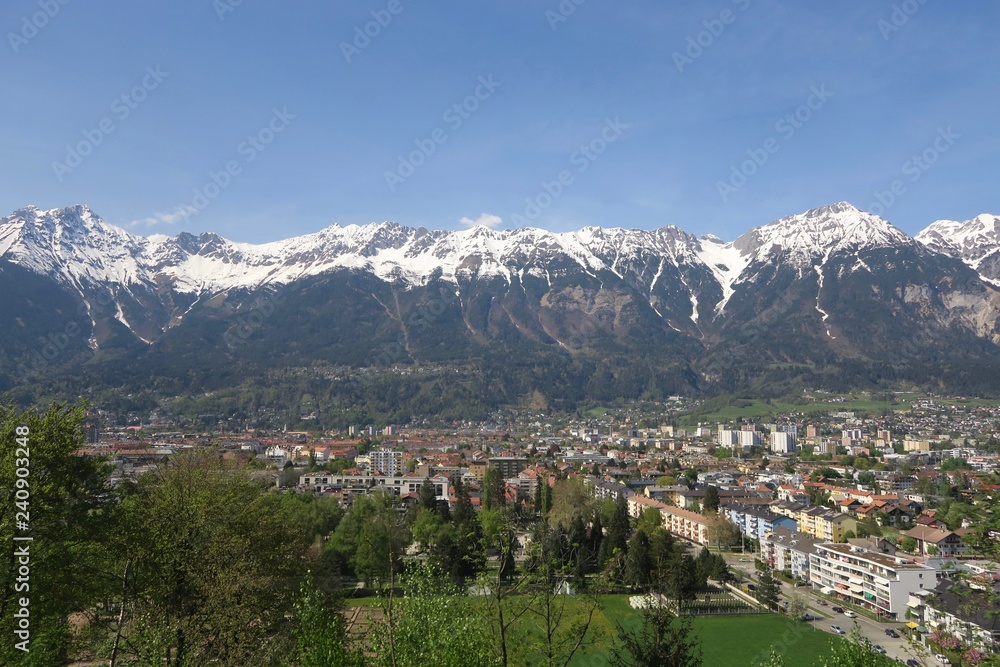 Blick über die Stadt Innsbruck (Tirol, Austria) und die Nordkette 