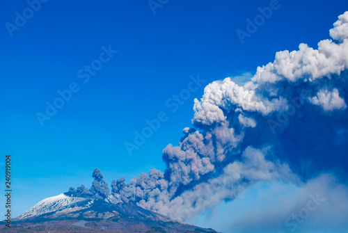Fotografie The spectacular eruption of Etna on December 24, 2018