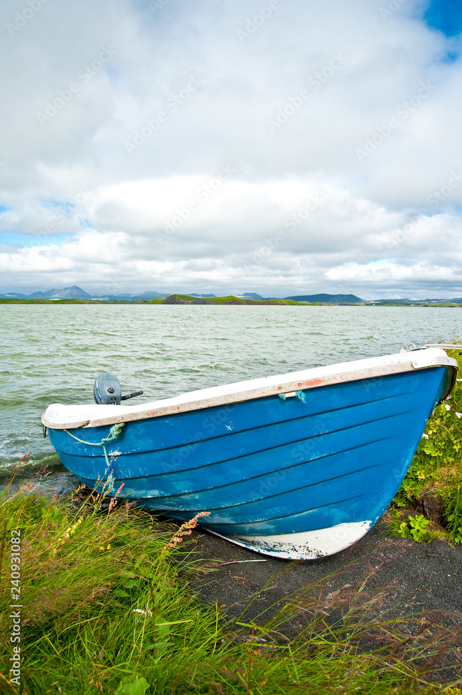 Verlassenes Boot am Ufer eines Sees auf Island Verlassenes Boot am Ufer eines Sees auf Island